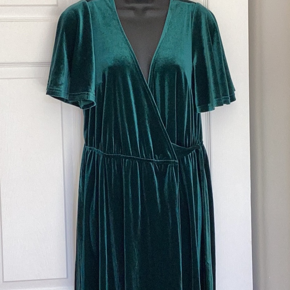 Elegant Green Velvet Wrap Dress